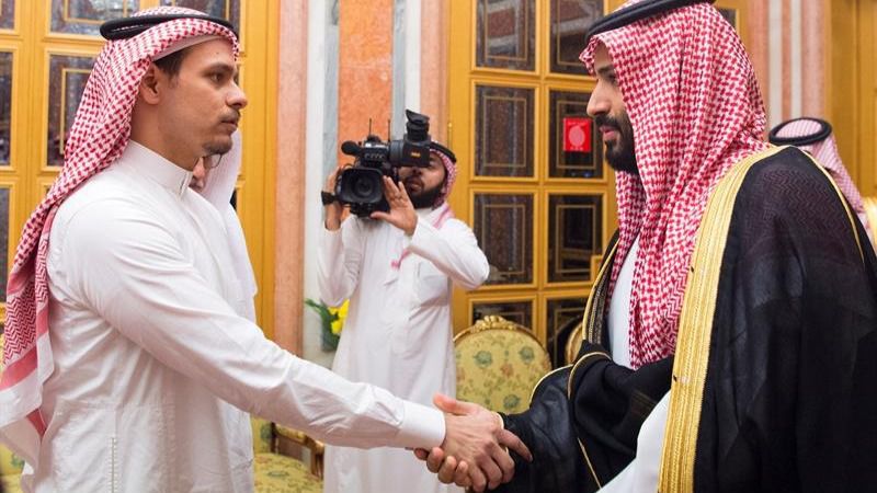El hijo de Khasoggi obligado a saludar al príncipe heredero saudí el pasado lunes.