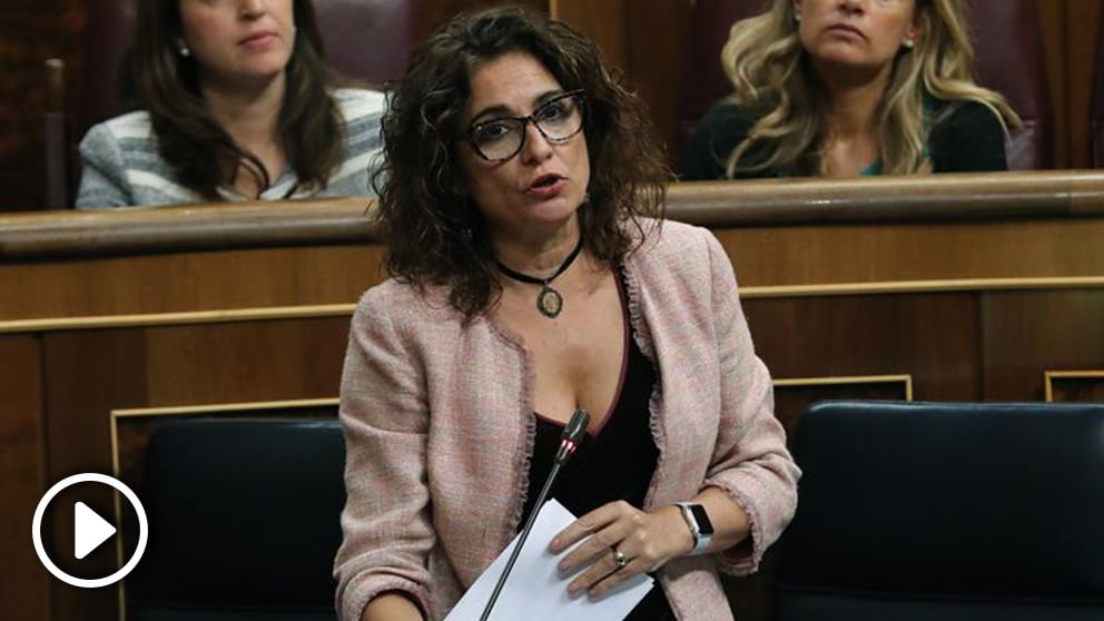 La ministra de Hacienda, María Jesús Montero, en durante la sesión de control al Gobierno en el Congreso