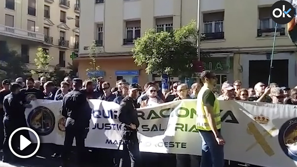 Gritos de «¡Sánchez traidor!» en la manifestación policial ante la sede del PSOE