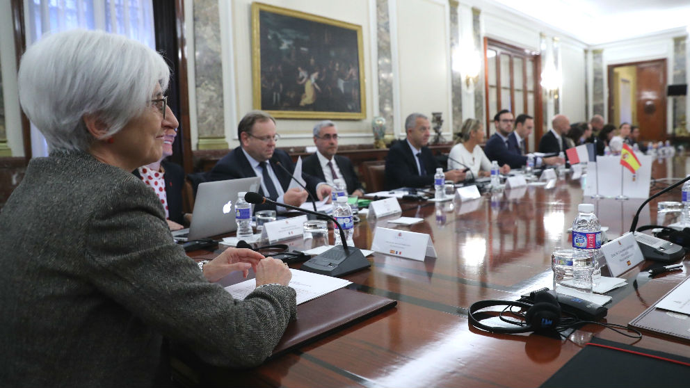 La fiscal general del Estado, María José Segarra (i), en la inauguración del Encuentro bilateral Anticorrupción entre las Fiscalías de España y Francia en Madrid. (Foto: Efe)