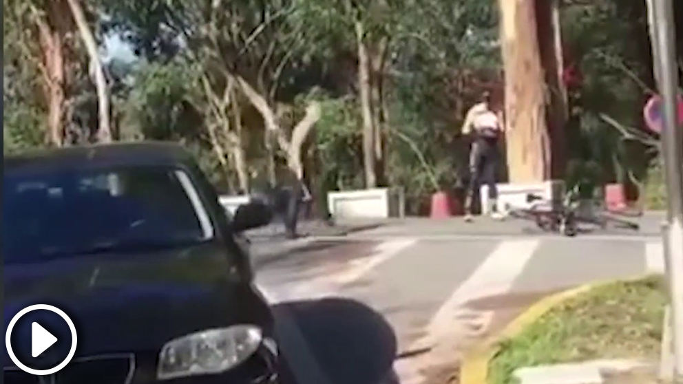 Un ciclista se lió a martillazos con dos ciclistas en Pontevedra.