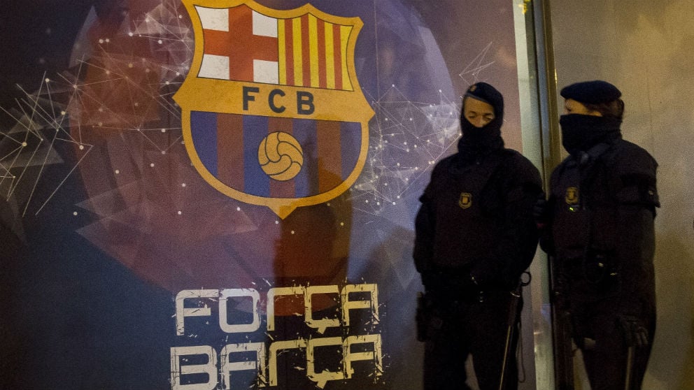 Policías en el Camp Nou. (Imagen de archivo) (Getty)