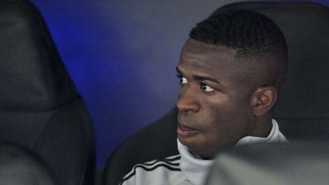 Vinicius, en el banquillo durante el Real Madrid-Viktoria Plzen (AFP).