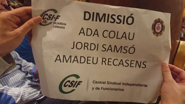 Cartel pidiendo la dimisión de Colau y los jefes de la Policía de Barcelona