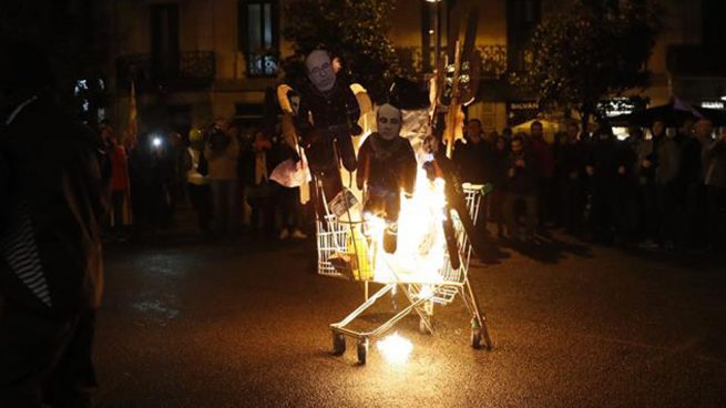 Los violentos CDR queman muñecos del Rey y del juez Llarena para reivindicar el 1-O