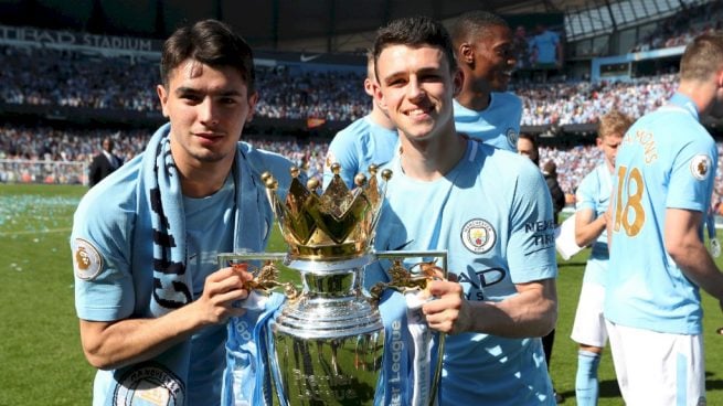 Brahim y su compañero Foden posan con el título de la Premier.