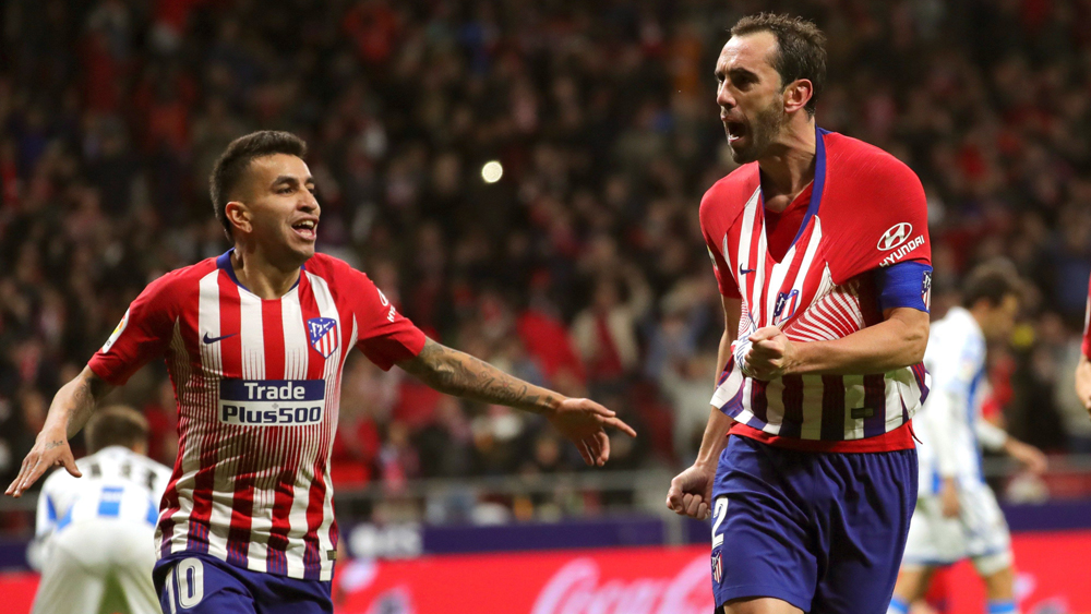 Atlético de Madrid – Real Sociedad en directo: Godín celebra el 1-0 junto a Correa (EFE).