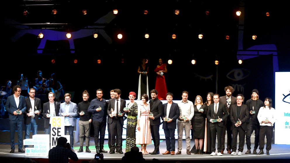 Foto de familia de todos los premiados en la Seminci (foto: EFE).
