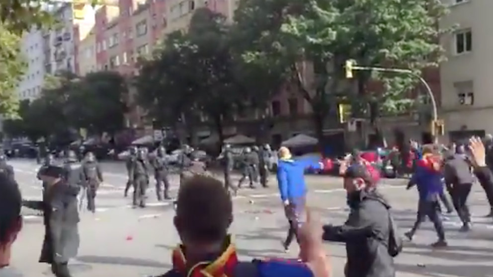 Enfrentamiento entre los Mossos y aficionados del Barcelona antes de Clásico.