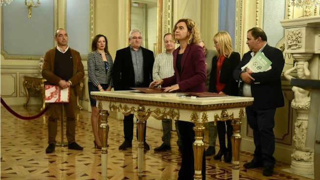 Gobierno y sindicatos firman 8 semanas de permiso de paternidad para funcionarios en 2019