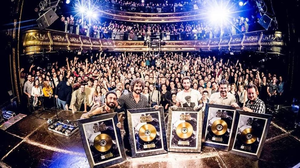 La banda Izal presumiendo de Disco de Oro en la Sala Joy Eslava, en Madrid