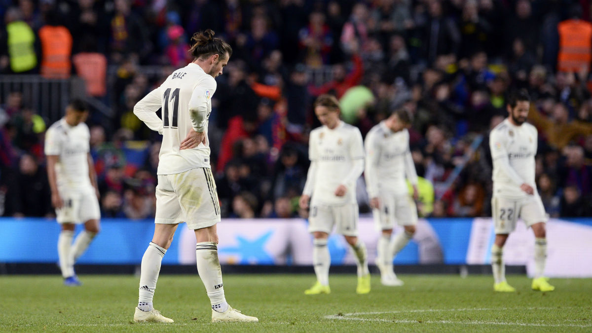 La plantilla del Real Madrid está abatida tras la derrota en el Camp Nou (AFP).