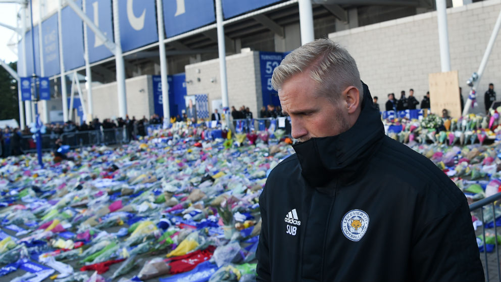 Kasper Schmeichel, en el homenaje del Leicester a su propietario fallecido. (AFP)