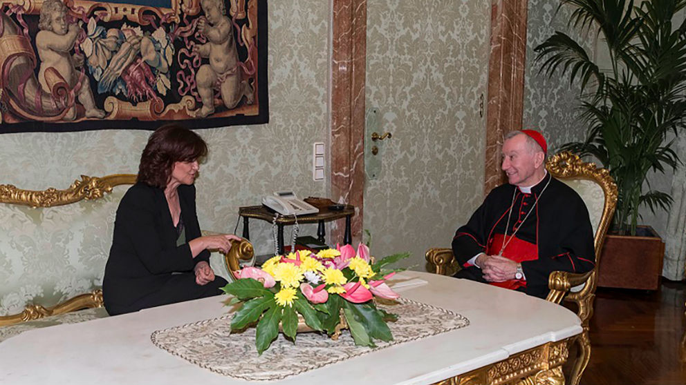 La vicepresidenta del Gobierno, Carmen Calvo, con el secretario de Estado del Vaticano, Pietro Parolin