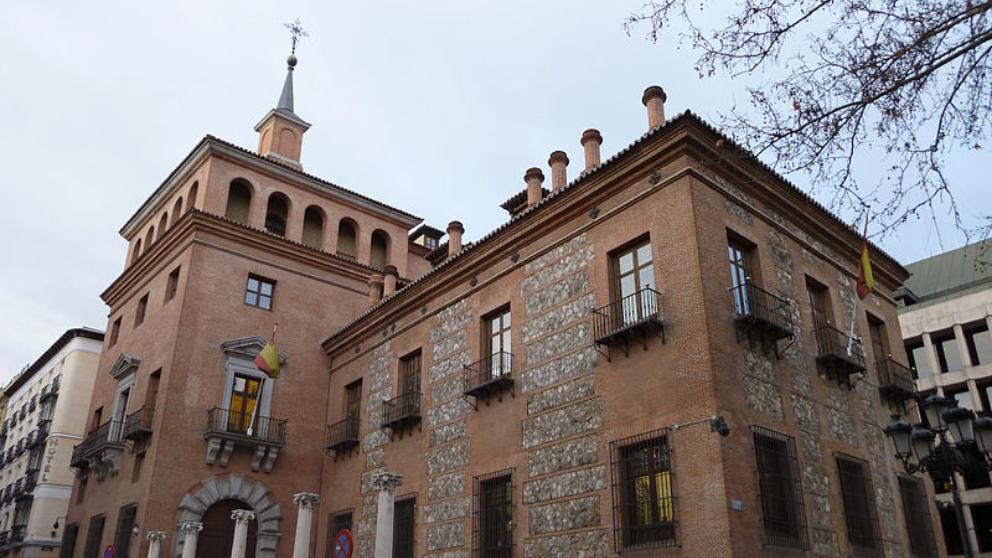 Descubre la leyenda de la Casa de las Siete Chimeneas de Madrid