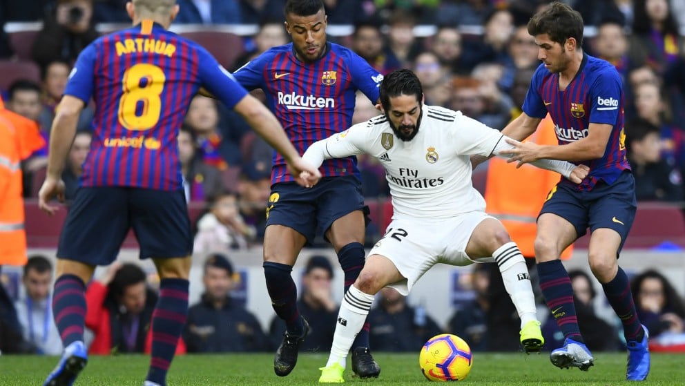 Isco, rodeado por jugadores del Barcelona. (AFP)