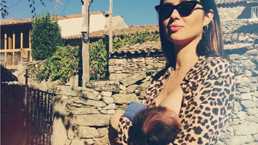Dafne Fernández desesperada por los llantos de su bebé en el coche