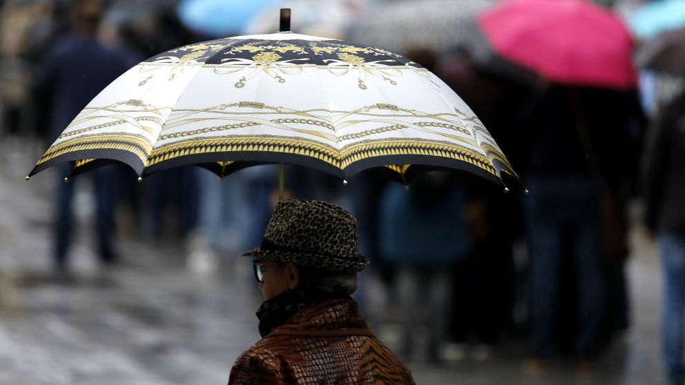 Una mujer bajo la lluvia.