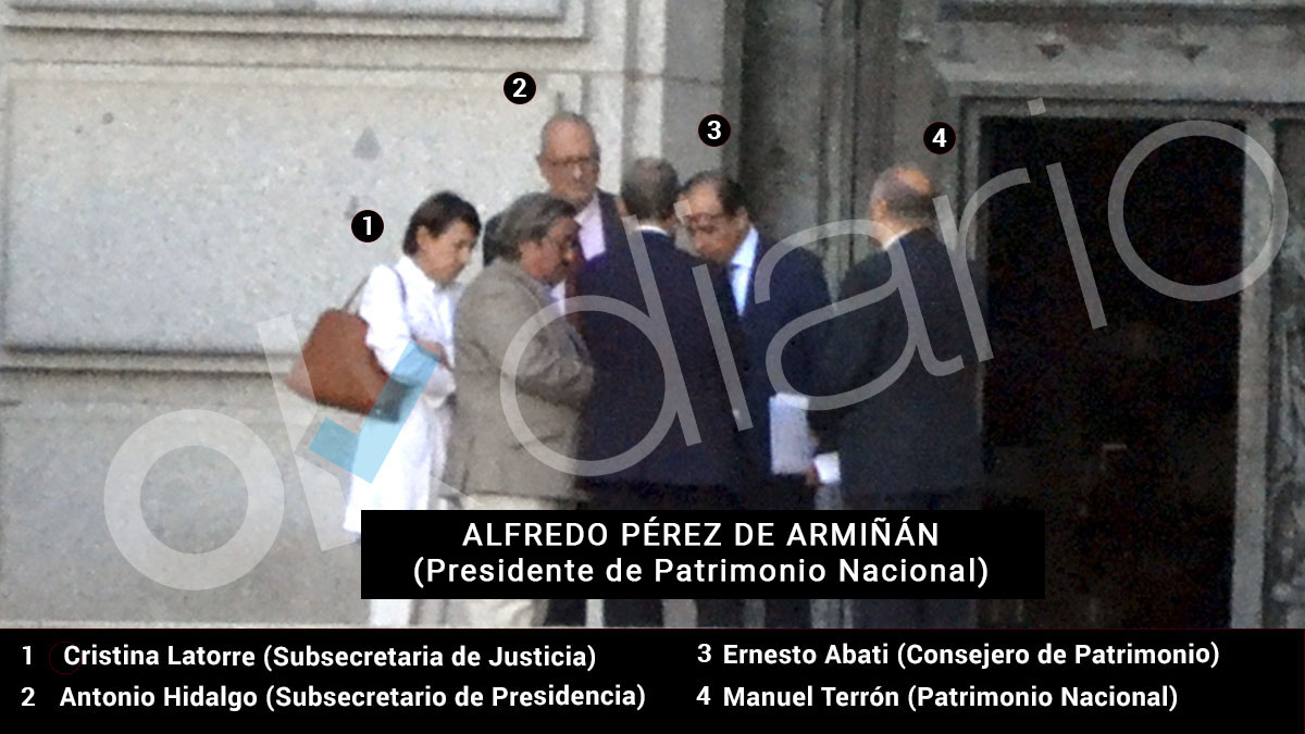 Alfredo Pérez de Armiñán, presidente de Patrimonio Nacional, es el hombre que está de espaldas en la imagen.