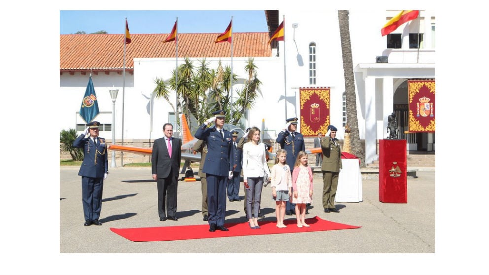 Sus Majestades los Reyes, Su Alteza Real la Princesa de Asturias y Su Alteza Real la Infanta Doña Sofía, en el XXV aniversario de la entrega de despachos de teniente a la XLI Promoción de la Academia General del Aire