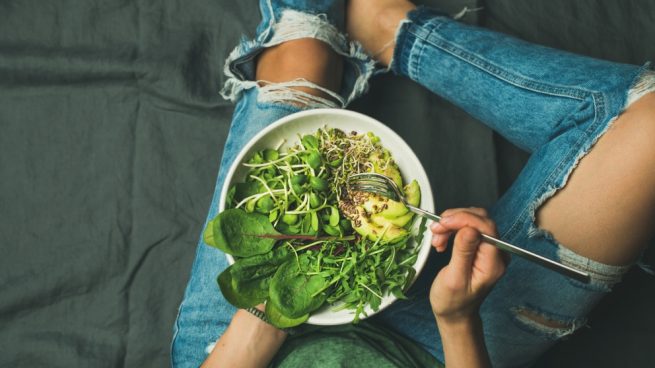 ensalada de rúcula y aguacate