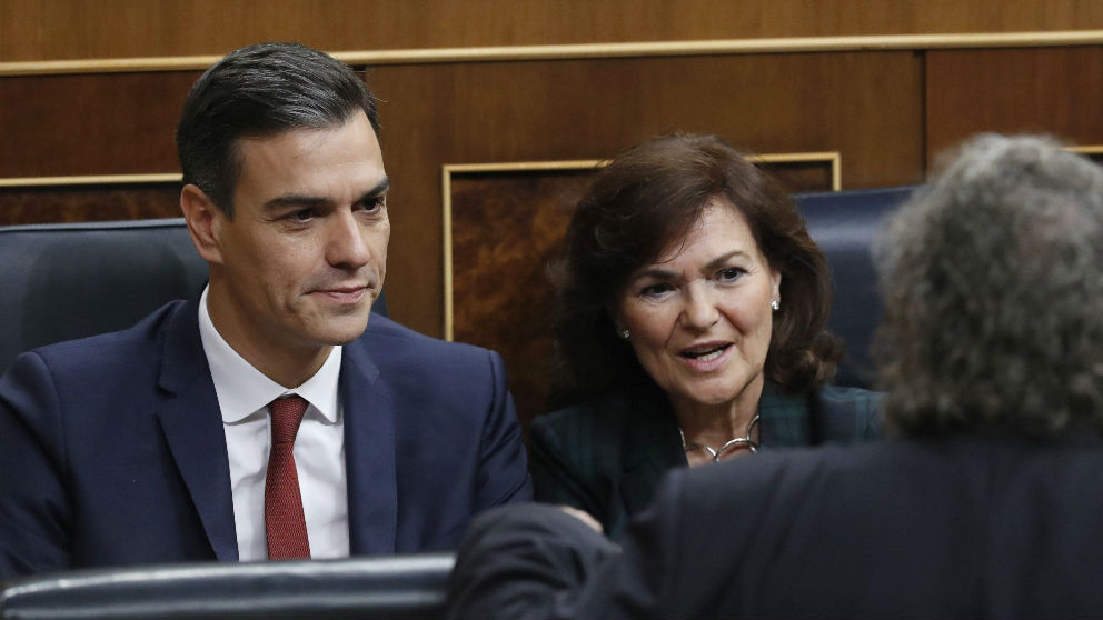 Pedro Sánchez y Carmen Calvo conversan con Joan Tardà (ERC), en el Congreso.