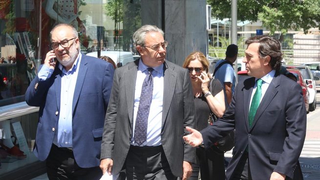 El dueño de la empresa Cuadrifolio, Manuel Téllez, primero por la izquierda, junto a su abogado Esteban Mestre (Foto: Francisco Toledo).