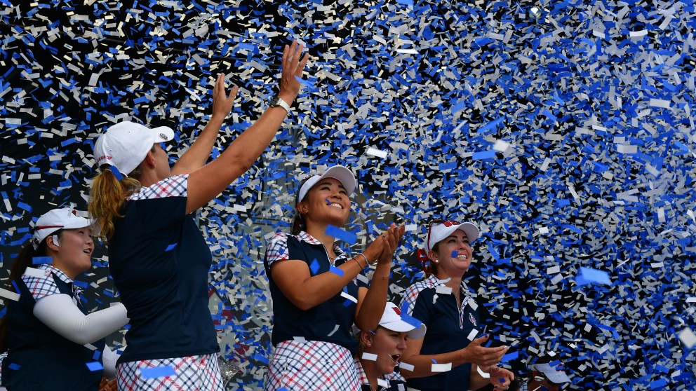 Las jugadoras de Estados Unidos celebran su triunfo en la última edición de la Solheim Cup. (AFP)
