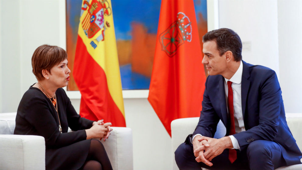 El jefe del Gobierno, Pedro Sánchez, y la presidenta de Navarra, Uxue Barcos, durante una reunión en el Palacio de La Moncloa. (Foto: EFE)