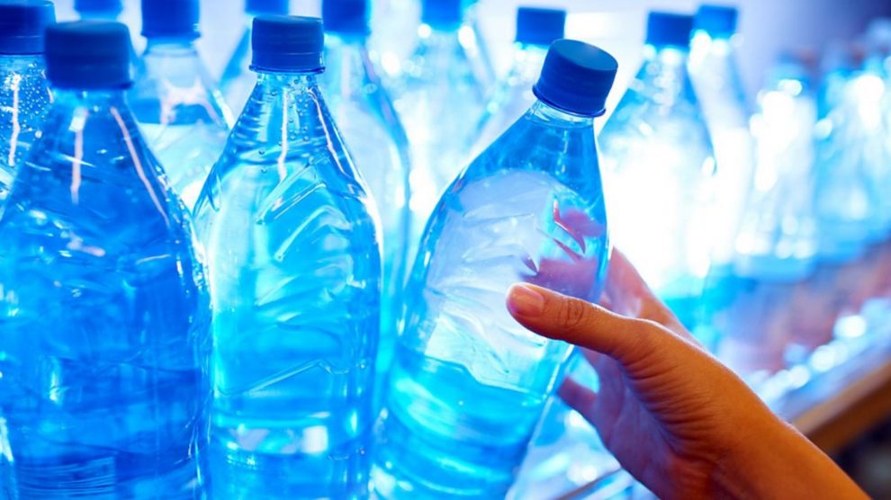 https://okdiario.com/img/2018/11/02/-el-agua-caduc-te-explicamos-por-que-las-botellas-de-agua-tienen-fecha-de-caducidad-990x556.jpg