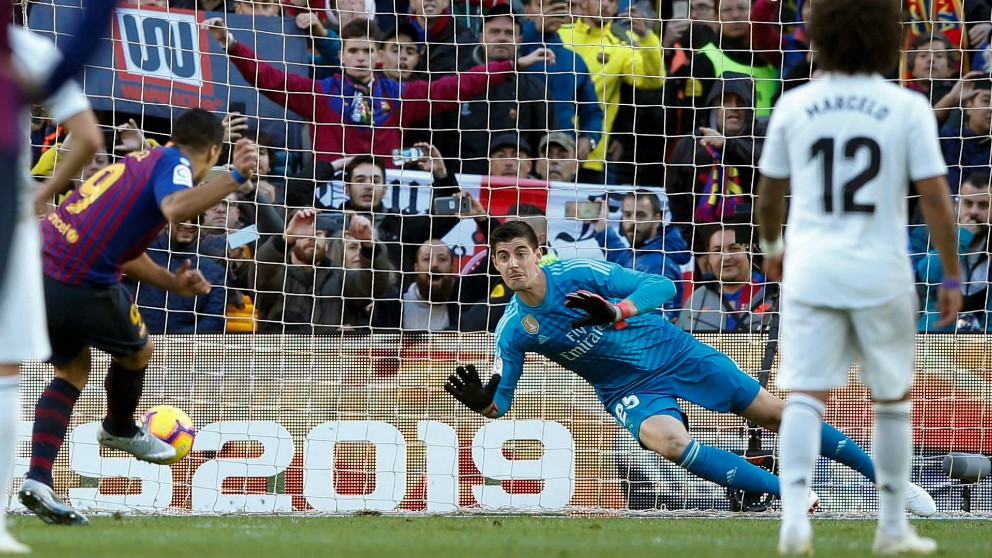 Luis Suárez lanza un penalti en el último Clásico. (EFE)