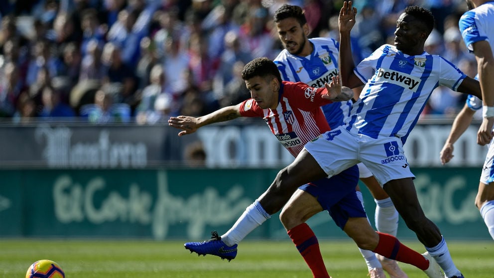 Correa pelea un balón durante el Leganés – Atlético. (AFP)