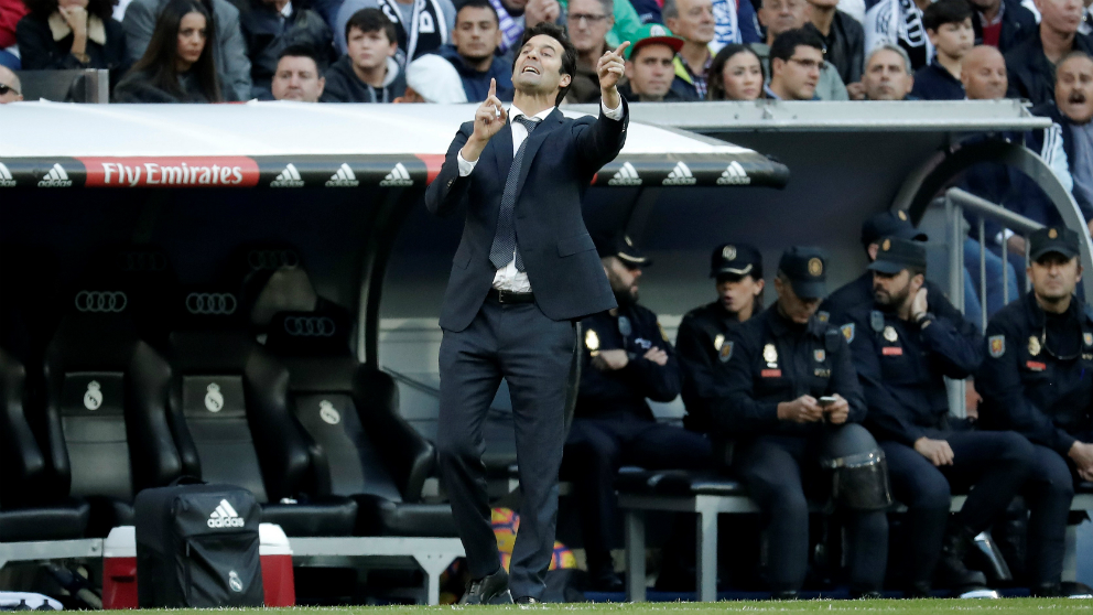 Santiago Solari da indicaciones durante el Real Madrid – Valladolid. (Getty)