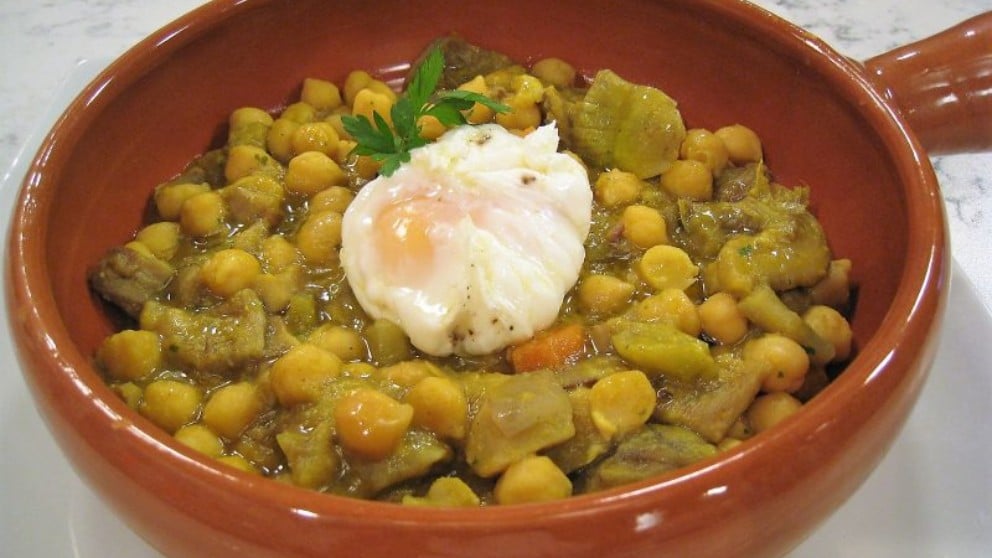 Receta de garbanzos con alcachofas y huevo