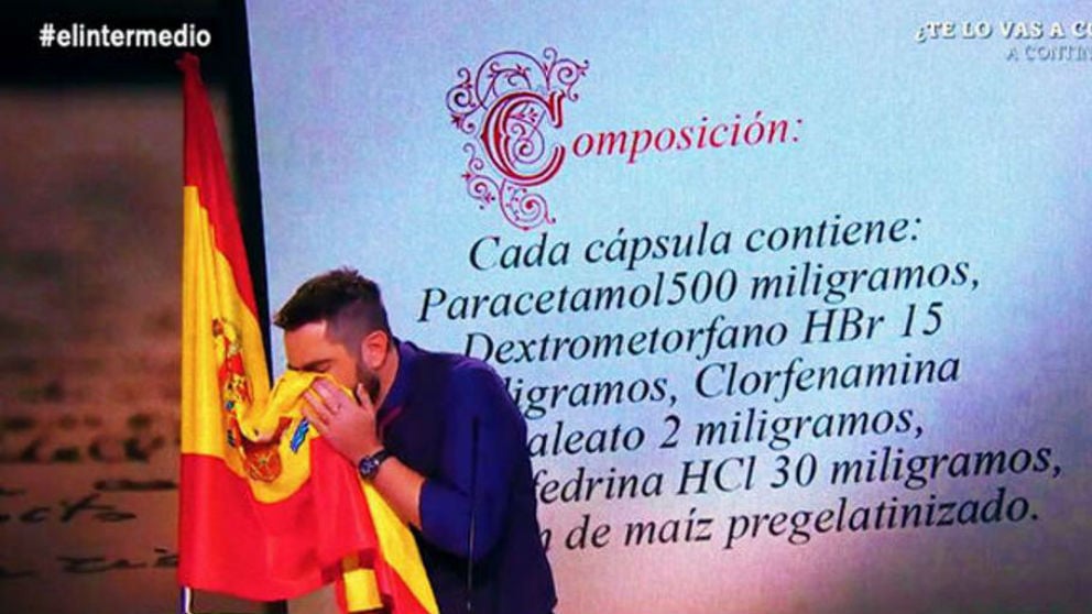El actor Dani Mateo se suena los mocos con la bandera española en el programa «El Intermedio».