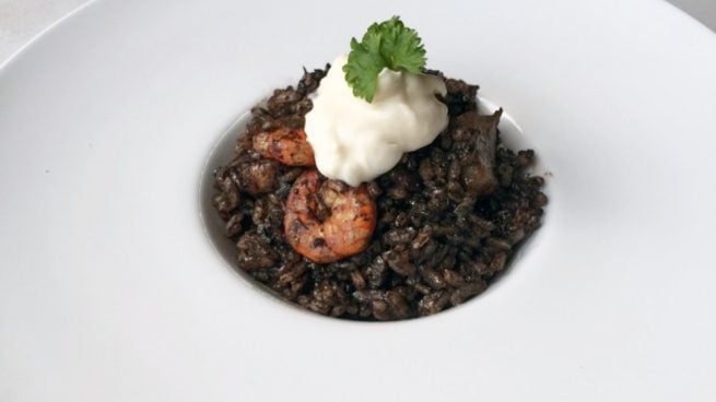 arroz negro con gambas y alioli