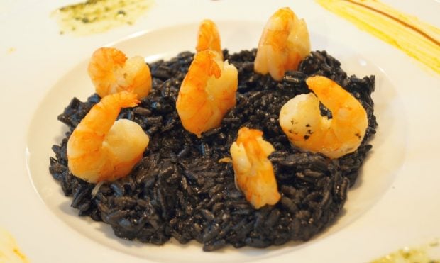 arroz negro con gambas y alioli