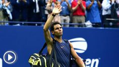 Nadal se despide del público tras su retirada en el US Open. (AFP)