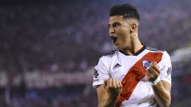 Exequiel Palacios festeja un gol con River.
