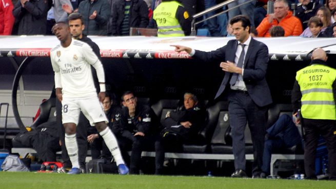 Vinicius recibe órdenes de Solari durante el Real Madrid-Valladolid. (Enrique Falcón)