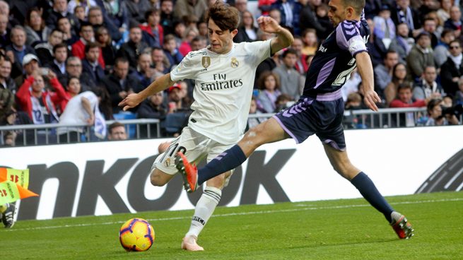 Odriozola golpea el balón durante el Real Madrid-Valladolid. (Enrique Falcón)