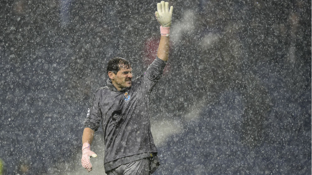 Iker Casillas, en medio de la lluvia en Portugal. (AFP)