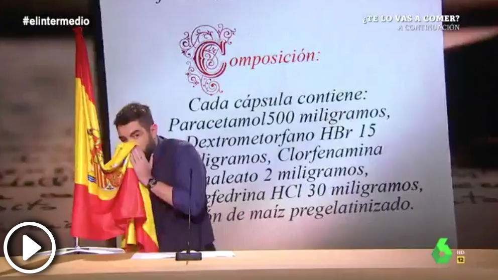Dani Mateo se suena los mocos con la bandera de España