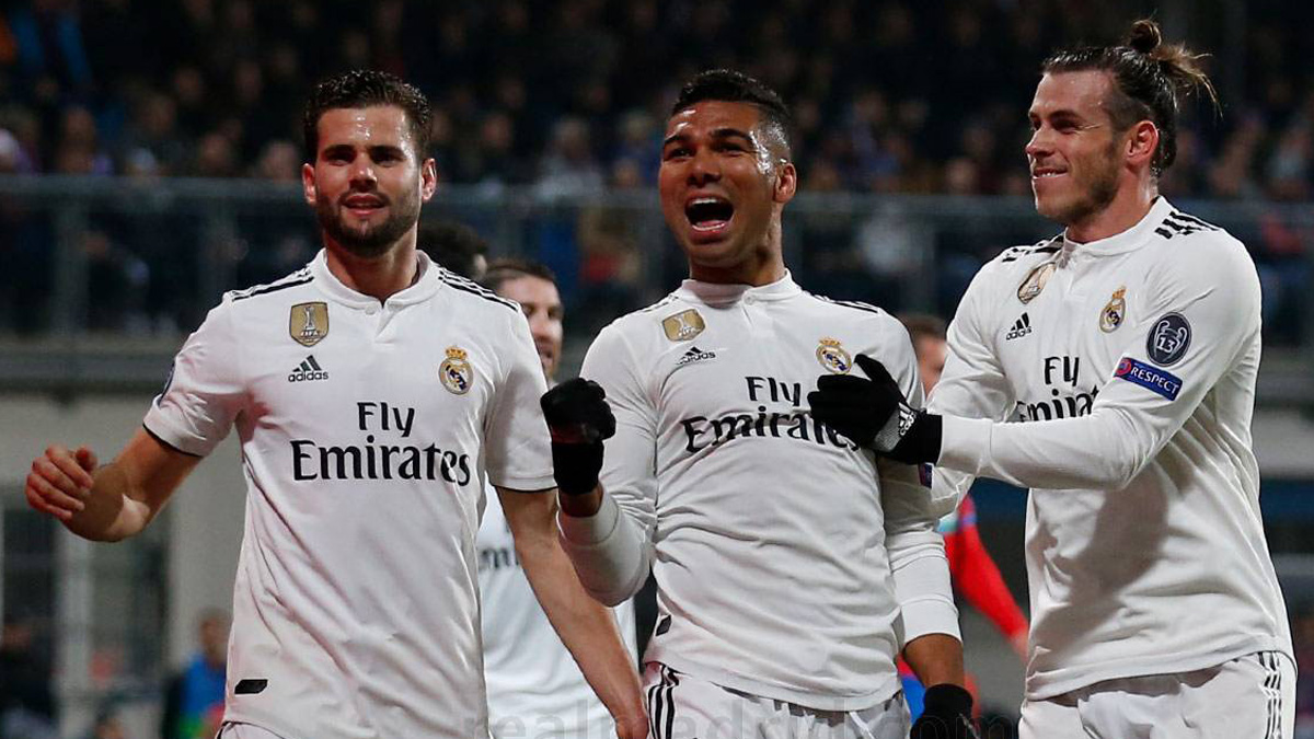 Nacho, Bale y Casemiro celebran el gol del brasileño.