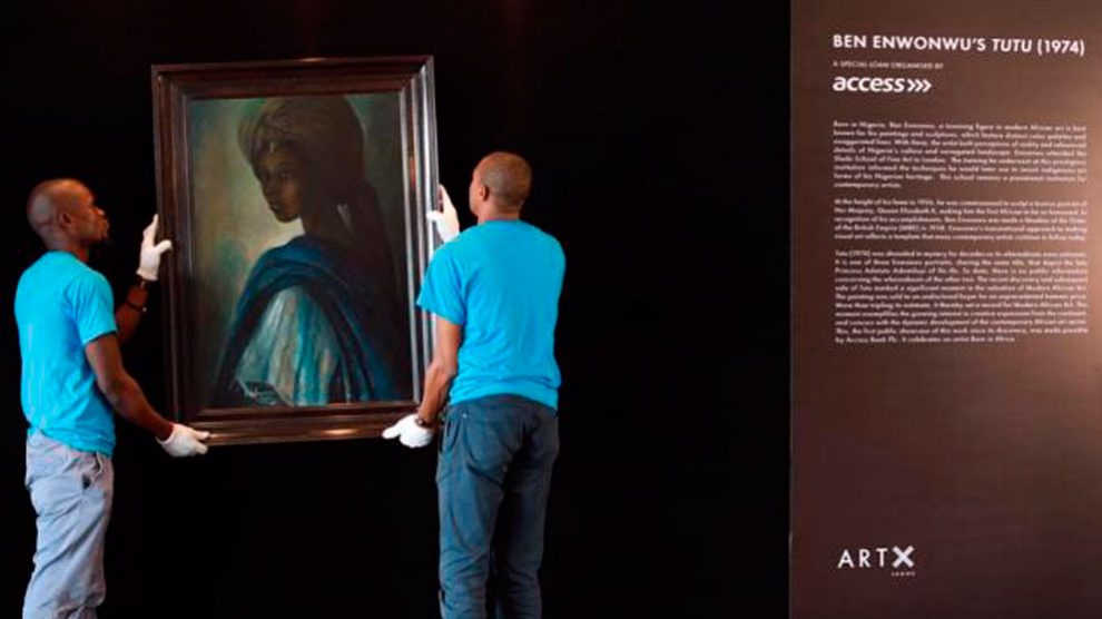Operarios del museo colocan la ‘Mona Lisa’ africana en Nigeria. Foto: Agencias
