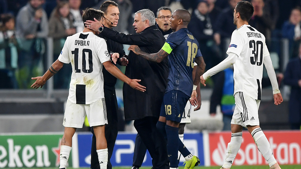 Dybala intenta calmar los gestos de José Mourinho tras el Juventus-Manchester United del curso pasado. (Getty)