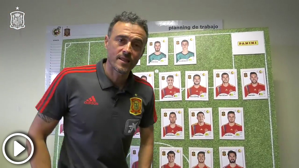 Luis Enrique dio la convocatoria abriendo sobres de cromos.
