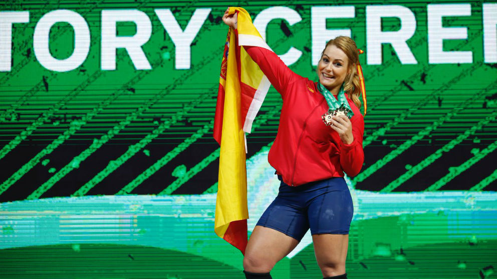 Lydia Valentín posa con sus medallas de campeona del mundo. (Federación Española de Halterofilia)