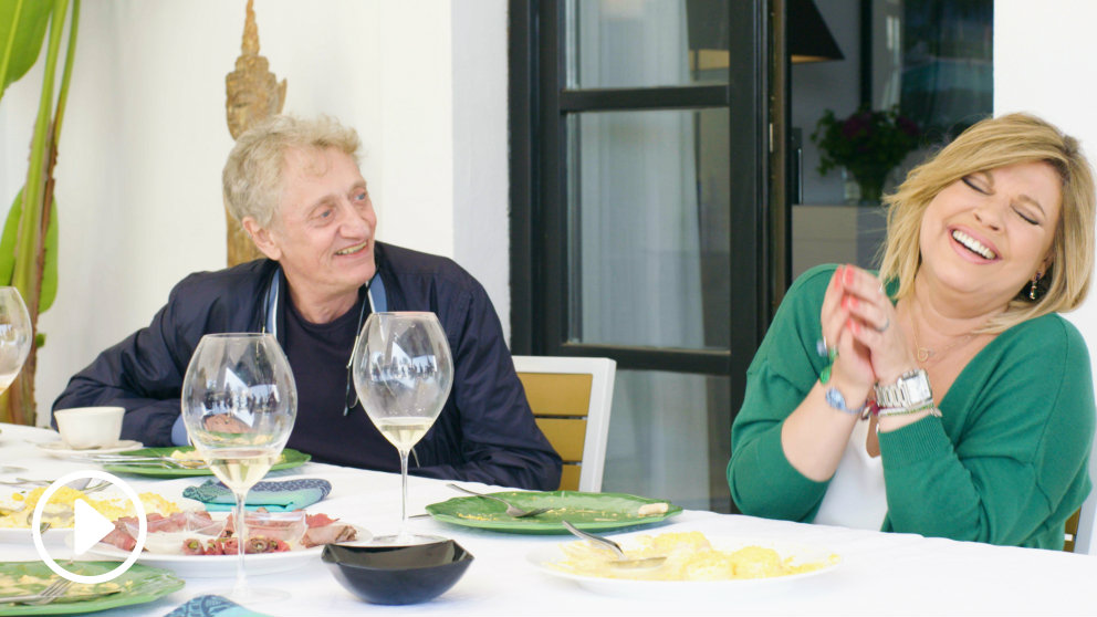 Bertín Osborne recibe a Las Campos en ‘Mi casa es la vuestra’. (Foto: Telecinco)