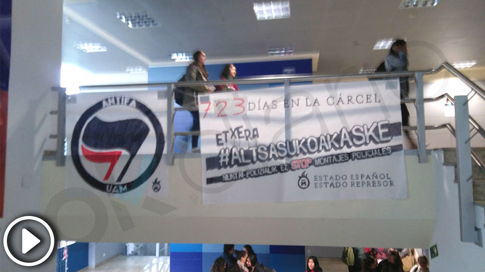 Una pancarta en apoyo a los agresores de Alsasua en la Facultad de Ciencias de la Universidad Autónoma de Madrid (Vídeo: Juanma Yela)